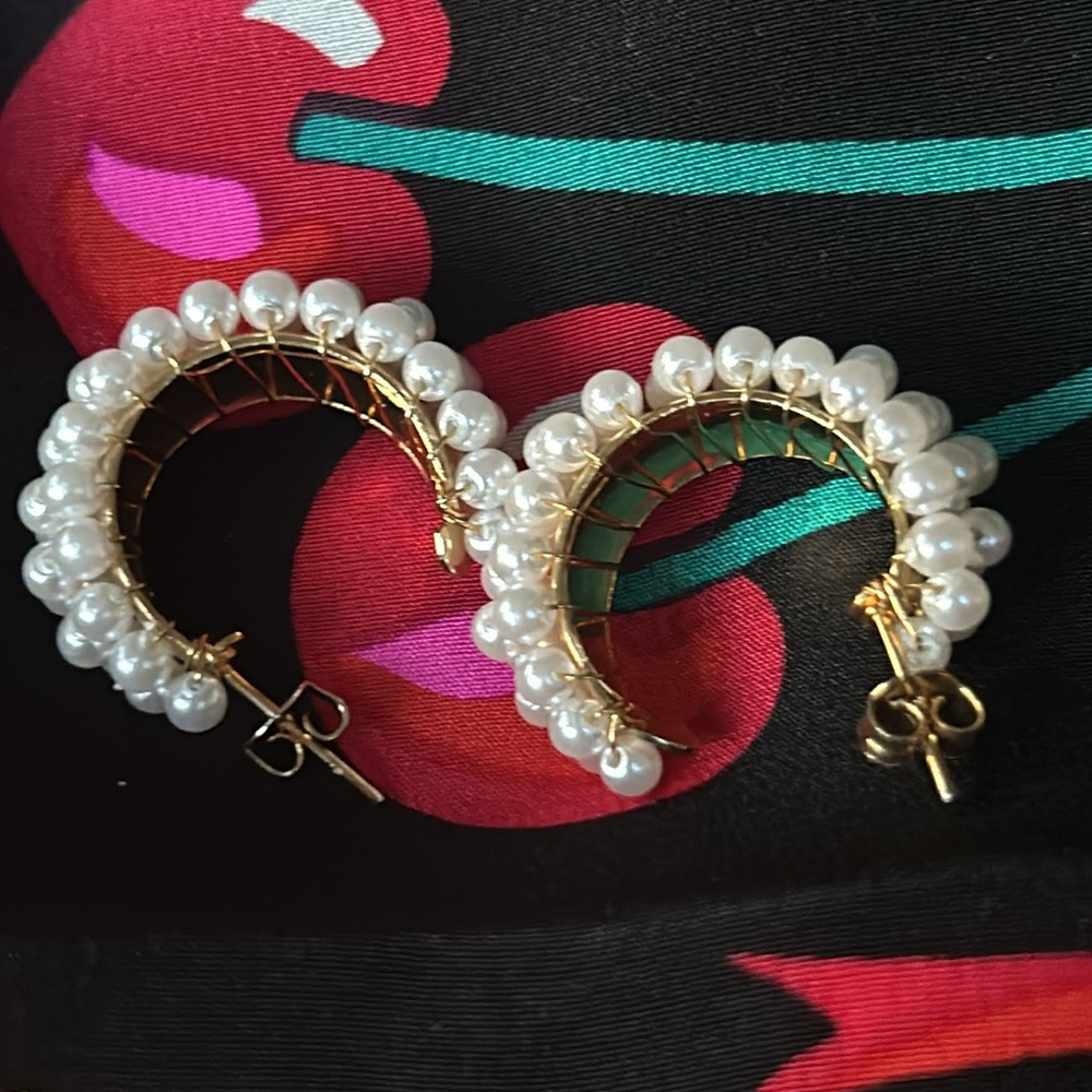 VTG NWOT Pair Faux Pearl Earrings on gold color half hoops - Picture 12 of 13